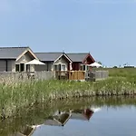 - Lakeside - Part Of The The Bay Filey Village With Pool, Gym And Direct Access, Pub, Restaurant, Tennis And Meadows Walks Holiday home Reighton