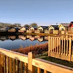 - Lakeside - Part Of The The Bay Filey Village With Pool, Gym And Direct Access, Pub, Restaurant, Tennis And Meadows Walks * Reighton