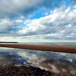 - Lakeside - Part Of The The Bay Filey Village With Pool, Gym And Direct Access, Pub, Restaurant, Tennis And Meadows Walks Reighton