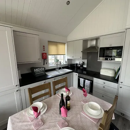 Low Lake Lodge - Lakeside - Part Of The The Bay Filey Holiday Village With Pool, Gym And Direct Beach Access, Pub, Restaurant, Tennis And Meadows Walks Reighton