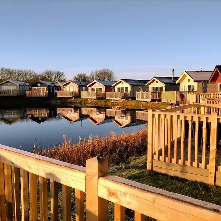 - Lakeside - Part Of The The Bay Filey Village With Pool, Gym And Direct Access, Pub, Restaurant, Tennis And Meadows Walks * Reighton