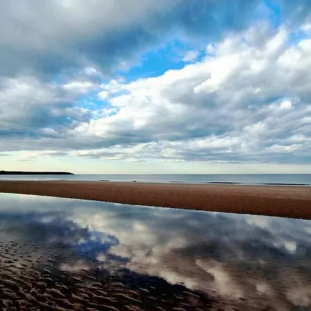 - Lakeside - Part Of The The Bay Filey Village With Pool, Gym And Direct Access, Pub, Restaurant, Tennis And Meadows Walks Reighton