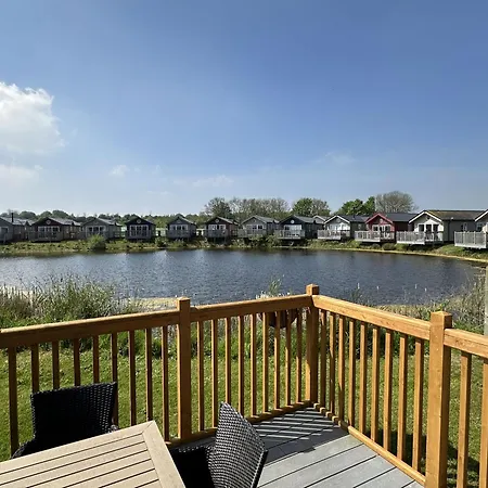 - Lakeside - Part Of The The Bay Filey Village With Pool, Gym And Direct Access, Pub, Restaurant, Tennis And Meadows Walks * Reighton