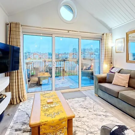 - Lakeside - Part Of The The Bay Filey Village With Pool, Gym And Direct Access, Pub, Restaurant, Tennis And Meadows Walks * Reighton