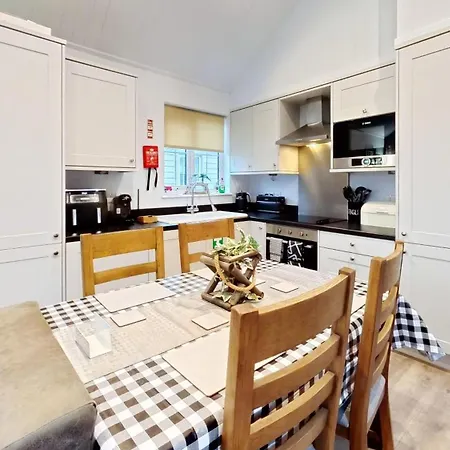 - Lakeside - Part Of The The Bay Filey Village With Pool, Gym And Direct Access, Pub, Restaurant, Tennis And Meadows Walks Reighton