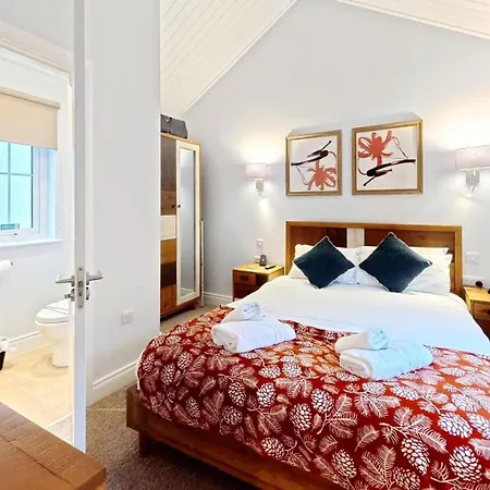 - Lakeside - Part Of The The Bay Filey Village With Pool, Gym And Direct Access, Pub, Restaurant, Tennis And Meadows Walks *