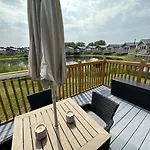 - Lakeside - Part Of The The Bay Filey Village With Pool, Gym And Direct Access, Pub, Restaurant, Tennis And Meadows Walks * Reighton