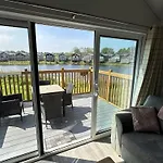 - Lakeside - Part Of The The Bay Filey Village With Pool, Gym And Direct Access, Pub, Restaurant, Tennis And Meadows Walks * Reighton