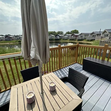 Low Lake Lodge - Lakeside - Part Of The The Bay Filey Holiday Village With Pool, Gym And Direct Beach Access, Pub, Restaurant, Tennis And Meadows Walks * Reighton
