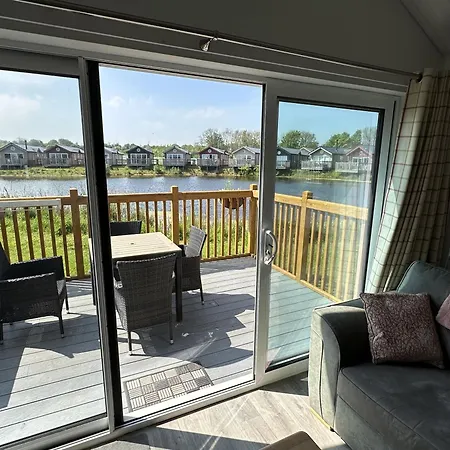 - Lakeside - Part Of The The Bay Filey Village With Pool, Gym And Direct Access, Pub, Restaurant, Tennis And Meadows Walks * Reighton